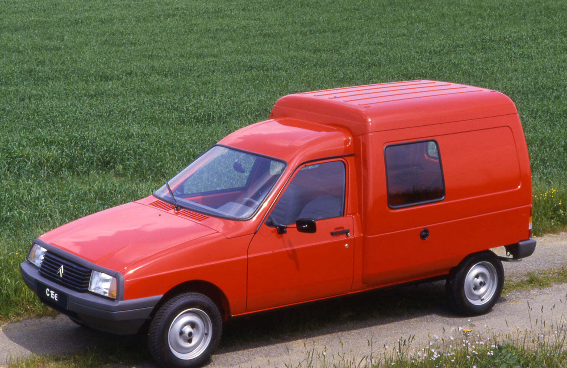 Lire la suite à propos de l’article Pourquoi le Citroën C15 est devenu une légende populaire en France